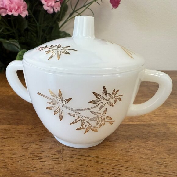 Vintage Milk Glass Lidded Sugar Bowl Gold Leaf Design Federal Heat Proof - Picture 1 of 7